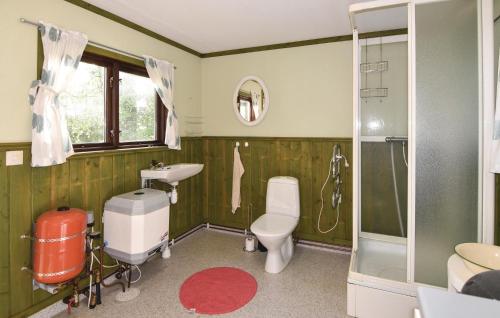 Stenkullen1 Bedroom Amazing Home In Stenkullen的浴室配有卫生间、盥洗盆和淋浴。