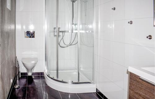 弗洛罗Lovely Home In Flor With Wifi的带淋浴和卫生间的浴室