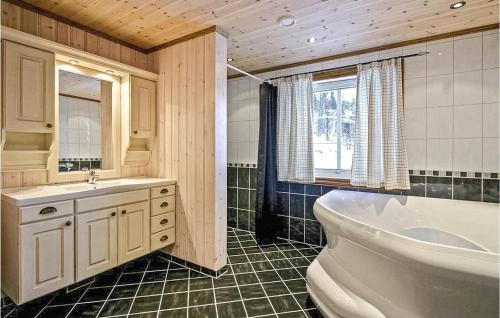 海姆瑟达尔Skarsnuten的带浴缸、盥洗盆和卫生间的浴室