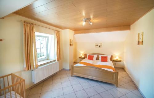 SteffeshausenHaus Engel-uriel的一间卧室设有一张床和一个窗口