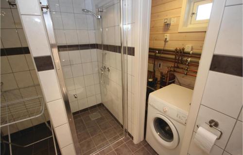 斯朱森3 Bedroom Stunning Home In Sjusjen的带淋浴和洗衣机的浴室