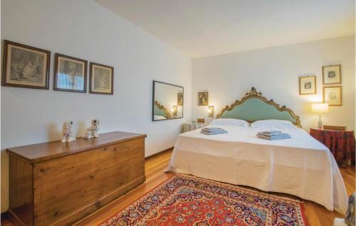 圣埃琳娜-迪西利亚Casa Di Mamy的一间卧室配有一张大床和一个木制梳妆台
