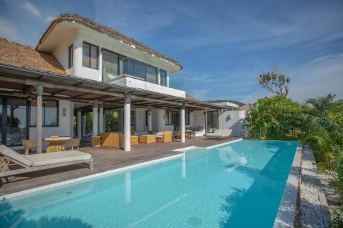瓜隆岛瓜隆岛皇家金沙酒店的房屋前的游泳池