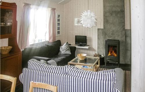 Cozy Home In Gålå With Sauna的带沙发和壁炉的客厅