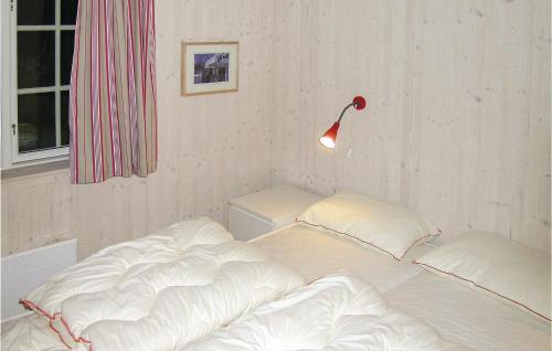 加拉皮尔吉特利亚度假屋的一张带白色床单的床和一盏灯