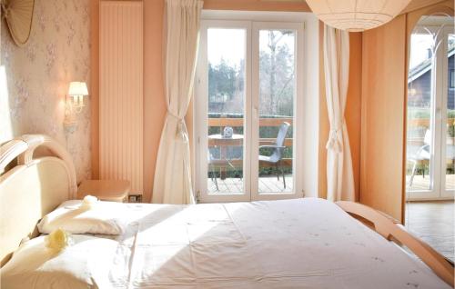 罗伯特维尔Villa Pascale的卧室设有白色的床和大窗户