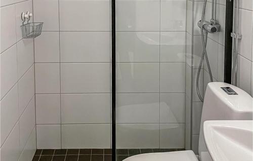 韦姆达伦瓦姆斯提根度假屋的带淋浴、卫生间和盥洗盆的浴室