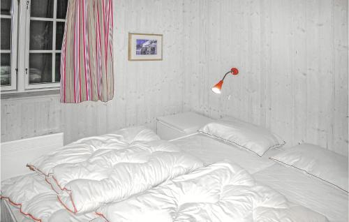 Awesome Home In Gl With Sauna的一间灯室里的一张白色床