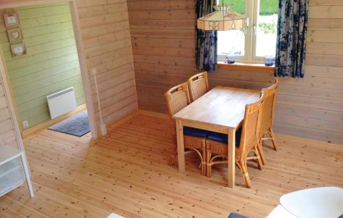MubergAwesome Home In Frgelanda With 2 Bedrooms的一间带木桌和椅子的用餐室