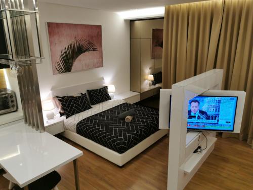 蕉赖Apple 5 @ Menara Simfoni/Symphony Tower Free Wifi/Parking/TV Box/Nexflix的一间卧室配有一张床和一台电视。