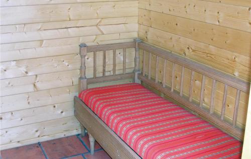 Stor-HullsjönStunning Home In Stde With Kitchen的一张带红白条纹毯子的木凳