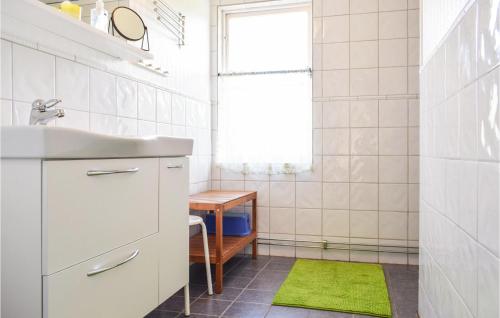 韦特兰达2 Bedroom Pet Friendly Apartment In Vetlanda的一间带水槽和绿色地毯的浴室
