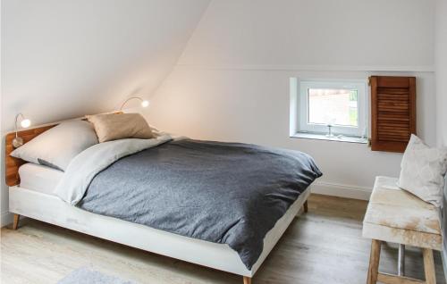 Wendisch EvernWendischer Hof的白色的卧室设有床和窗户