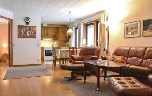 维默比2 Bedroom Amazing Home In Vimmerby的客厅配有皮革家具和桌子