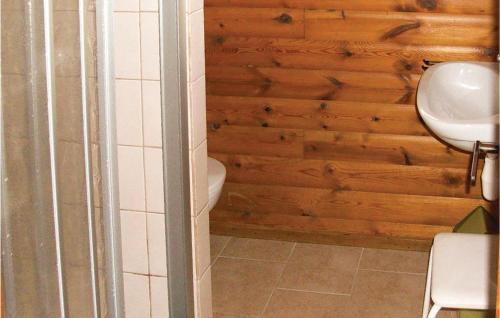 WaldbilligMamet的一间带卫生间和水槽的浴室