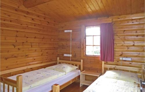 WaldbilligMamet的小木屋内的两张床,设有窗户