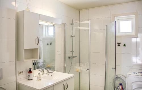 法尔松3 Bedroom Lovely Home In Farsund的带淋浴和盥洗盆的白色浴室