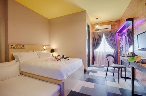 雪邦吉隆坡国际机场优尼科酒店的酒店客房配有一张床、一张桌子和一把椅子。