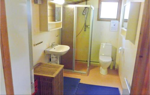 蒙克达尔Bergsvik的带淋浴、盥洗盆和卫生间的浴室
