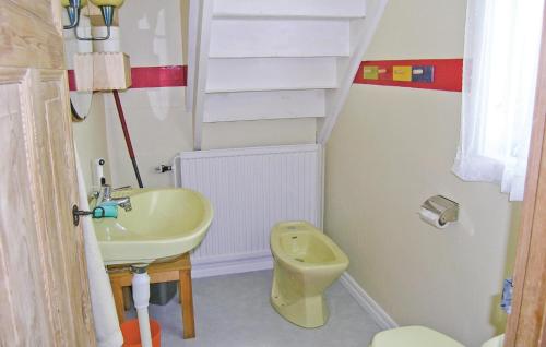 VisseltoftaCozy Home In Visseltofta With Kitchen的一间带水槽、卫生间和楼梯的浴室