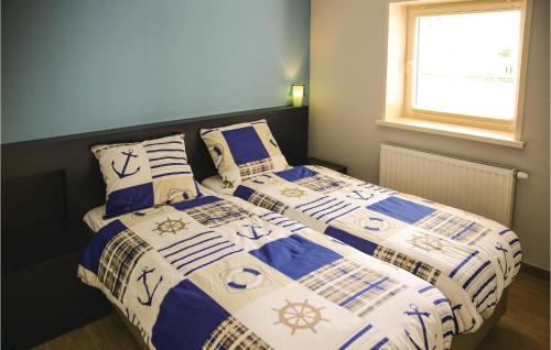 勒特朗舍芒3 Bedroom Stunning Home In Retranchement的卧室内两张并排的床
