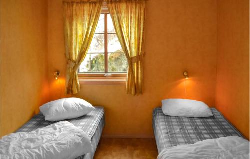 HeradAmazing Home In Farsund With Wifi的带窗户的客房内的两张床