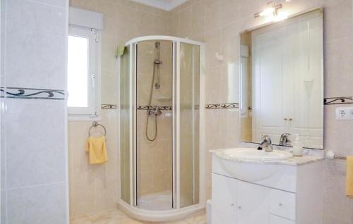 BenidoleigAmazing Home In Trullent的带淋浴和盥洗盆的浴室