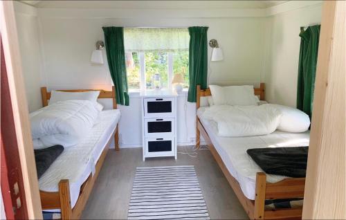 KvicksundAmazing Home In Kvicksund With Wifi的小型客房 - 带2张床和窗户