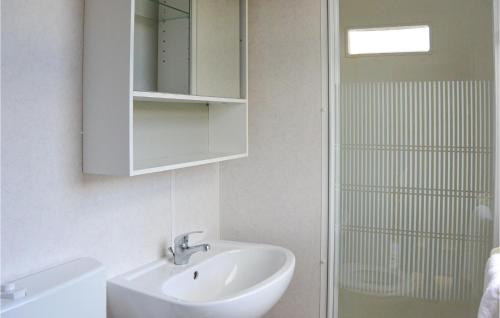 WoubruggeHuis Nr, 1的一间带水槽、镜子和淋浴的浴室