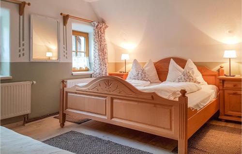 米尔茨施泰格Stunning Home In Mrzsteg With House A Mountain View的一间卧室配有一张带白色床单和枕头的木制床。