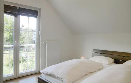 沃伦道夫庞特1 Bedroom Pet Friendly Apartment In Wallendorf-pont的一间卧室设有两张床和大窗户