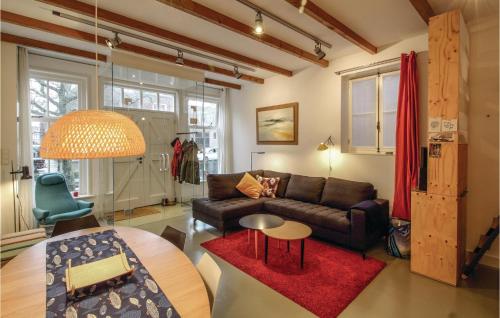 恩克赫伊曾Studio Aan De Gracht的客厅配有沙发和桌子