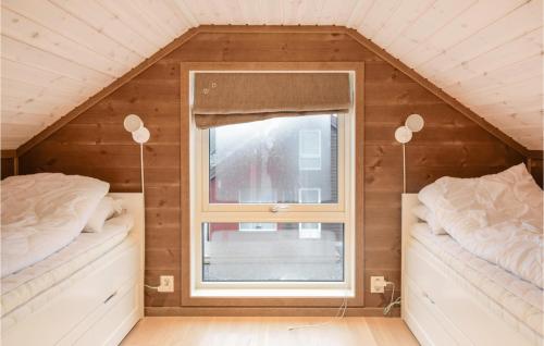 斯朱森3 Bedroom Beautiful Home In Sjusjen的小房间设有两张床和窗户
