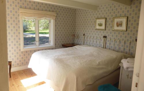 松德比Awesome home in Strngns with 2 Bedrooms and WiFi的卧室配有白色的床和窗户。