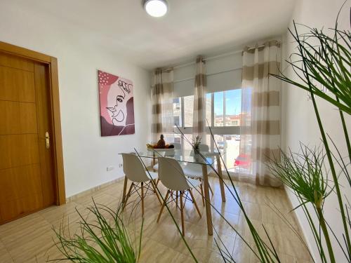 罗萨里奥港Casa Paty Fuerteventura的一间设有玻璃桌和椅子的用餐室