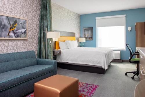 巴吞鲁日Home2 Suites By Hilton Baton Rouge Citiplace的酒店客房,配有床和沙发