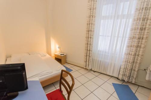 巴塞尔Stadthof Budget Hotel Basel City Center的小房间设有床和窗户