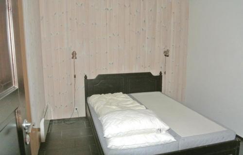 海姆瑟达尔Stunning Apartment In Hemsedal With Wifi的一张带白色床单和枕头的床