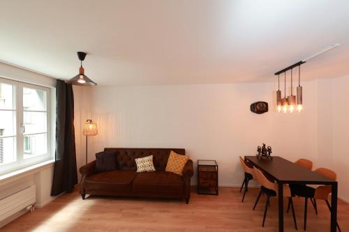 卢塞恩KoBi Apartments Falkenplatz的客厅配有沙发和桌子