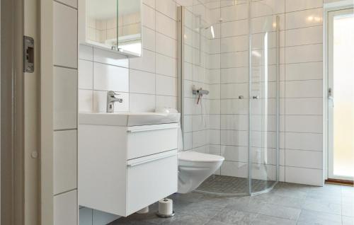 RönnängCozy Apartment In Rnnng With House Sea View的白色的浴室设有卫生间和淋浴。