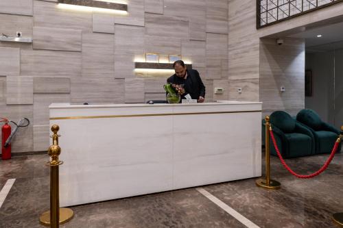 阿可贺巴فندق ميروت-Mirot Hotel的站在房间柜台上的人