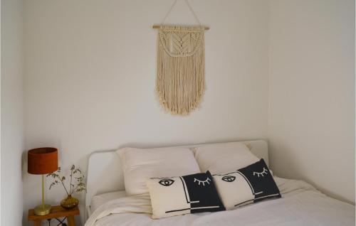 尼乌波特Houseboat Escapade的一间卧室配有一张带枕头的床和吊灯。