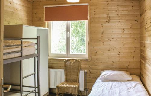 WijdenesHet Appelhuisje的一间卧室配有双层床和窗户。