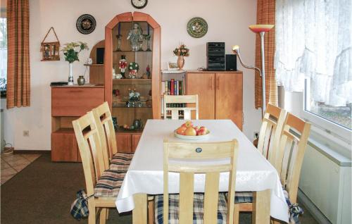 HausenLovely Home In Oberaula-hausen With Wifi的用餐室,配有一张桌子,上面放着一碗水果