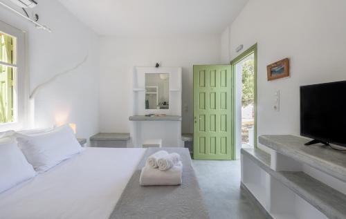 阿波罗尼亚Pente Elies Milos的一间白色卧室,配有床和电视