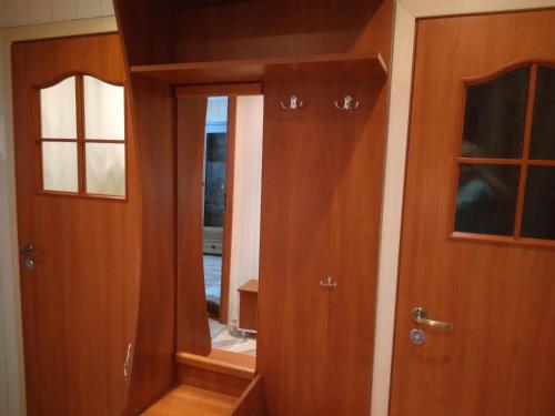 维萨吉纳斯Laguna的一间带木制橱柜和镜子的浴室