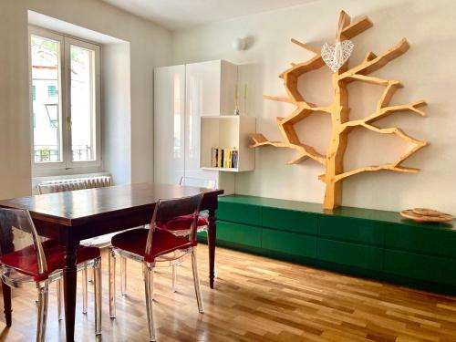 阿尔杰尼奥My Heart in Argegno - by My Home In Como的一间带木桌和椅子的用餐室