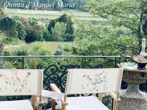 阿马兰特Amarante-Quinta D’Manuel Maria, Rural Charm Houses的两把白色椅子坐在带桌子的阳台上