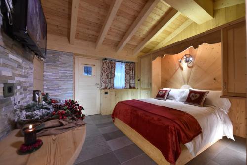布勒伊-切尔维尼亚Il Cuore Del Cervino的小木屋内一间卧室,配有一张大床