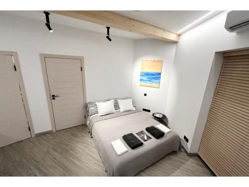 拉普梅茲采姆斯Serenity House & Sauna on the Coast of Baltic Sea的一间卧室设有一张大床和一扇门